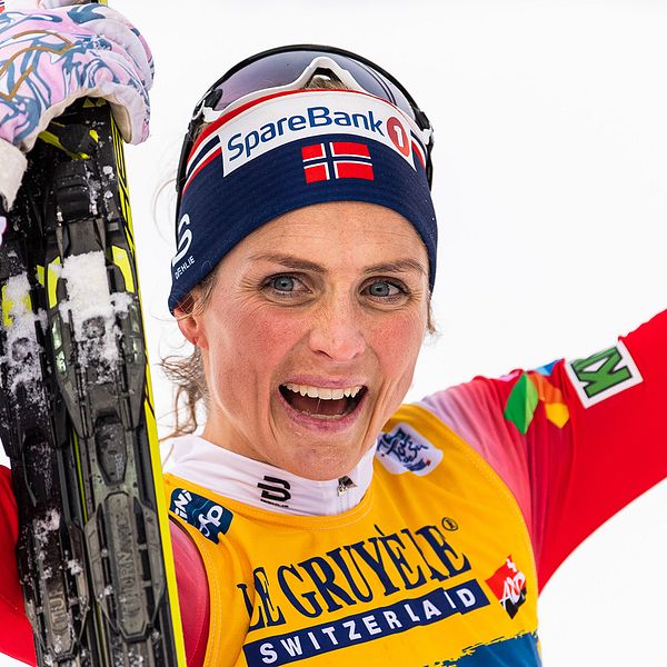 Therese Johaug firar en av sina många segrar under den gångna säsongen.