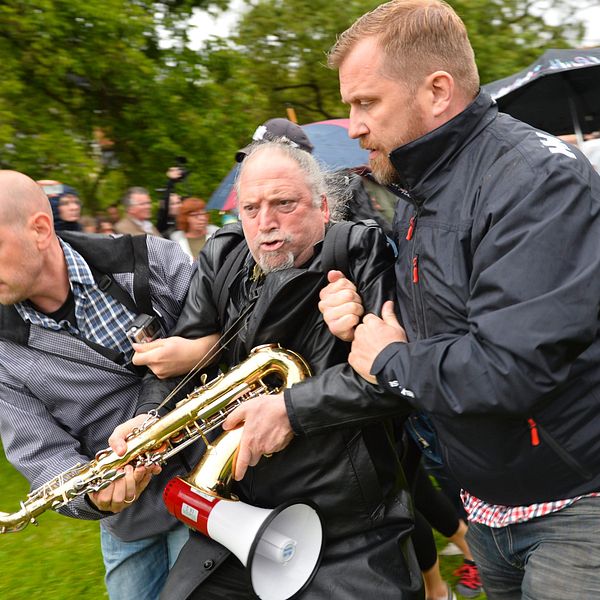 Dror Feiler förs bort under en motdemonstration mot Svenskarnas Parti under Almedalen i fjol.