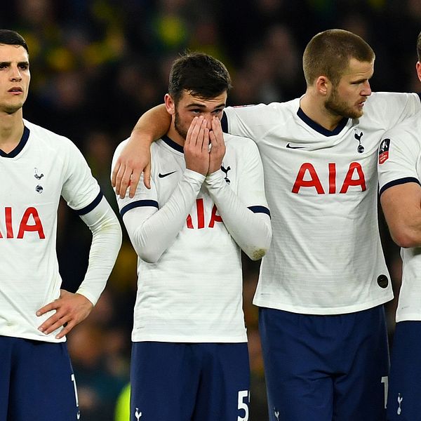 Spelare i Tottenham tittar nervöst på under en straffläggning i FA-cupen förra månaden.