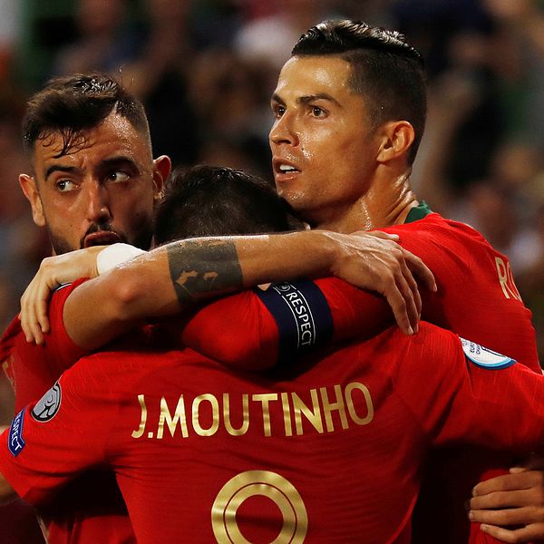 Superstjärnan Cristiano Ronaldo jublar med lagkamrater under en landskamp.