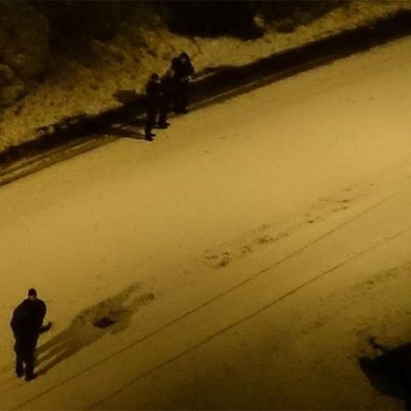En massiv polisinsats pågår just nu i Uddevalla efter att en man skottskadades svårt på torsdagskvällen.