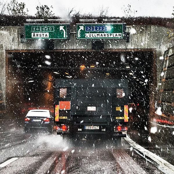 Det kraftiga snöfallet orsakade stora problem i trafiken på fredagen – nu varnar SMHI att det kan komma uppemot tre decimeter nysnö på sina håll på lördagen.