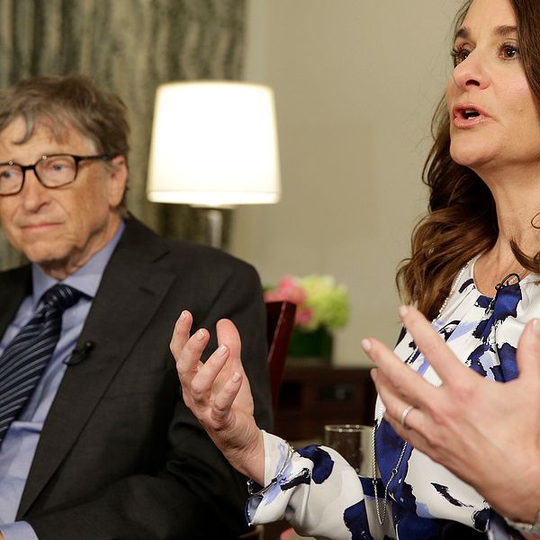 Från vänster: Bill Gates sitter bredvid Melinda Gates i en avslappnad miljö. Melinda Gates gestikulerar med händerna medan hon pratar.