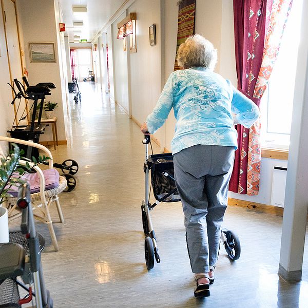 Kvinna med gåstol på äldreboende