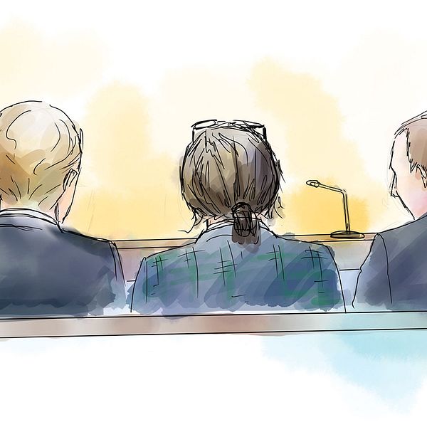 Max Serwin (mitten), en av de åtalade, med sina två advokater Max Ahlgren (tv) och Isak Åberg, när rättegången om Falcon Funds-härvan startade i Stockholms tingsrätt.