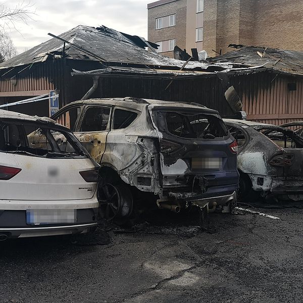 utbrända bilar på en parkering