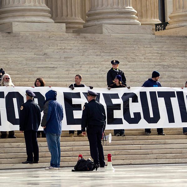 Demonstration mot avrättningar utanför USA:s högsta domstol. Arkivbild.