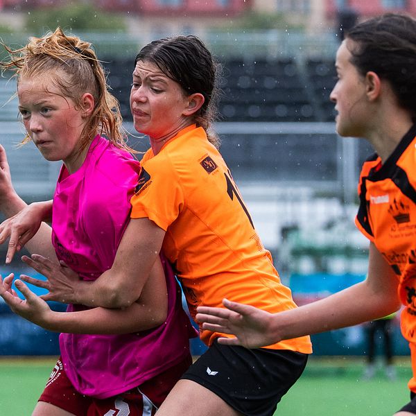 Kamp om bollen under en flicklagsfinal under Partille Cup den 6 juli 2019 i Göteborg.
