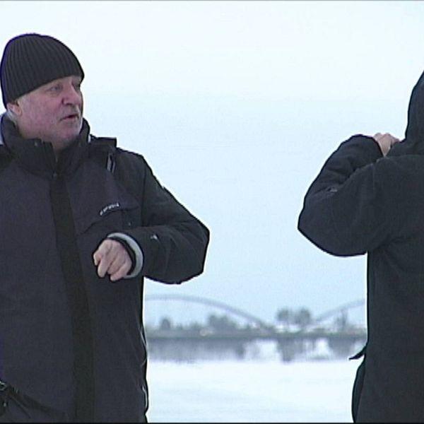 Jan Blomkvist blir fotograferad utomhus av reporter från SVT.