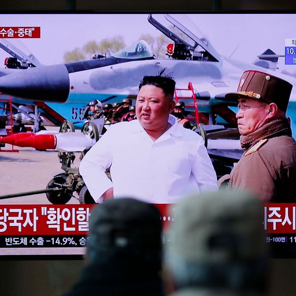 Folk i Sydkorea tittar på tv-sändning om Nordkoreas Kim Jong-Un.
