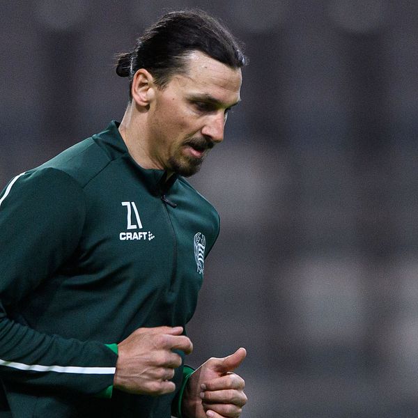 Zlatan Ibrahimovic vill inte återvända till Italien förrän fotbollen verkligen drar igång igen.