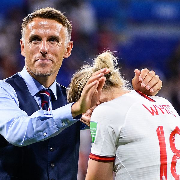 Phil Neville tillsammans med stjärnan Ellen White i samband med VM-semifinalen 2019 mellan England och USA.