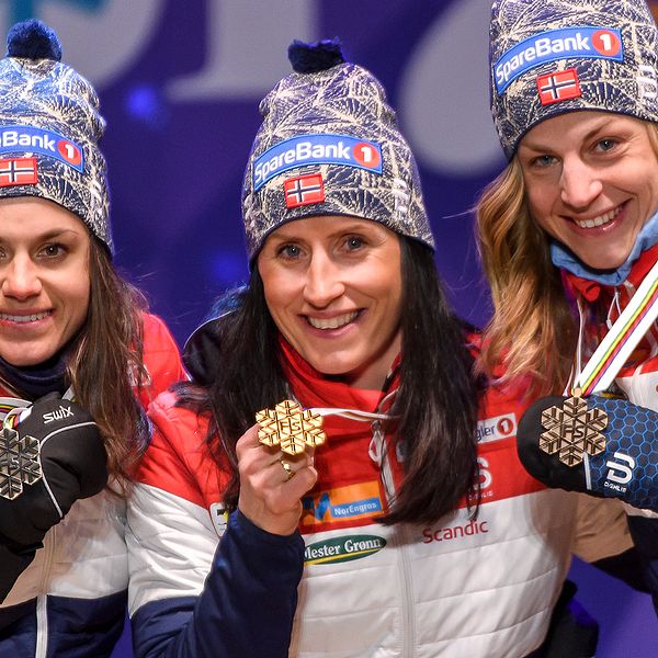 Heidi Weng, Marit Björgen och Astrid Uhrenholdt Jacobsen med sina medaljer från 30 km fritt i VM i Lahtis 2017.