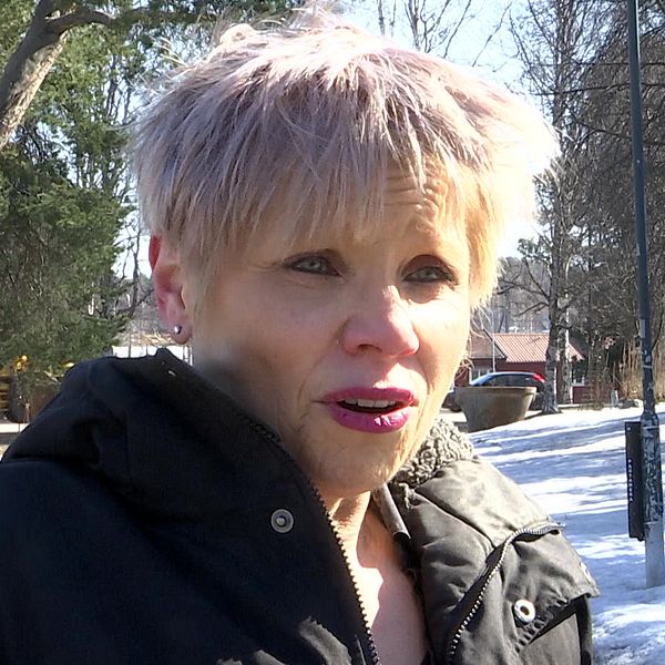 psykiatrikern Ursula Werneke utomhus med snö och träd i bakgrunden.