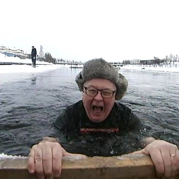 Reporter Robert Tedestedt i vattnet med en varm mössa.