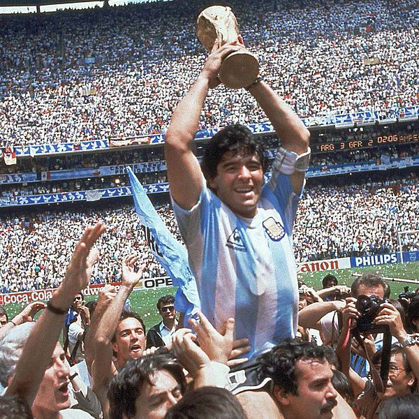 Diego Maradona firar VM-guldet i Mexico City 1986.