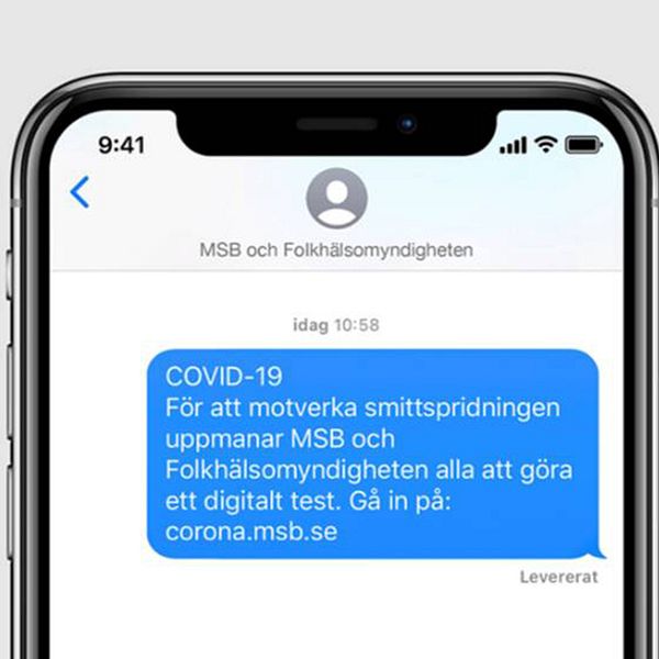 Ett sms från MSB och FHM syns på en smartphone med texten: ”COVID -19. För att motverka smittspridningen uppmanar MSB och Folkhälsomyndigheten alla att göra ett digitalt test. Gå in på: corona.msb.se”
