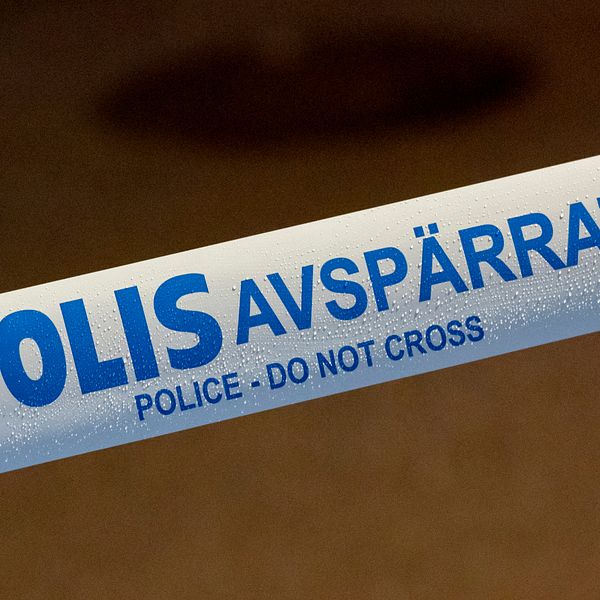 Närbild på polisens avspärrningstejp.