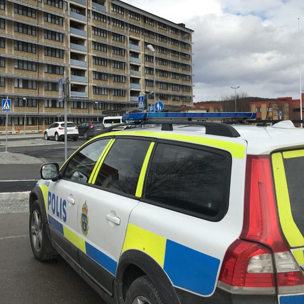 Polisbil vid sjukhuset i Sollefteå.