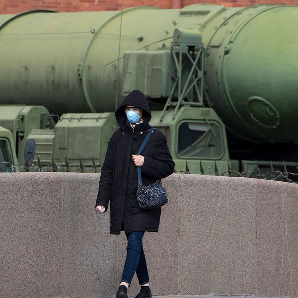 En rysk SS-25 interkontinental kärnvapenrobot (Topol) visas framför ett militärmuseum i Sankt Peterburg 16 april 2020.