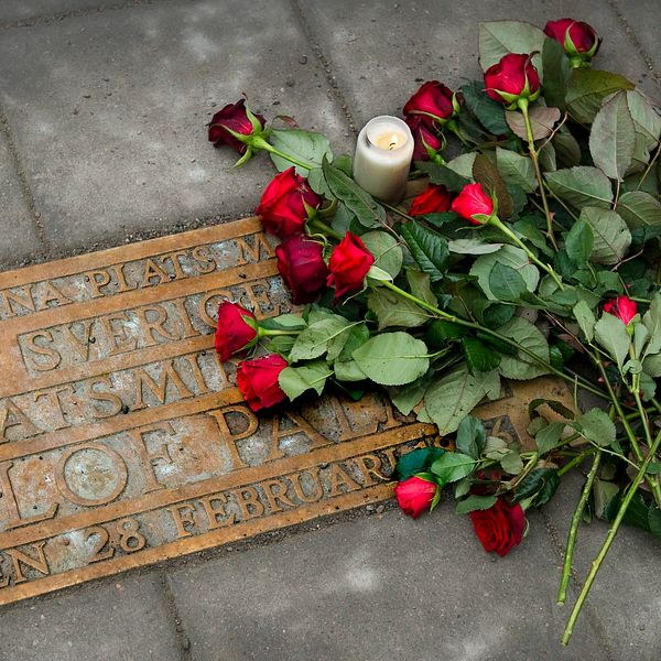 Minnesmärke för Olof Palme på platsen där statsministern sköts till döds.