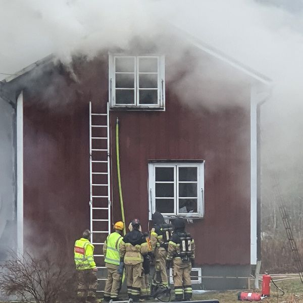 Fullt utvecklad villabrand i Liden – ingen kontakt med ägarna