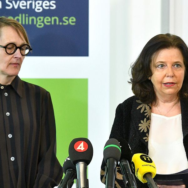 Annika Sundén, analyschef på Arbetsförmedlingen, och Generaldirektör Maria Mindhammar, under en pressträff i Stockholm.