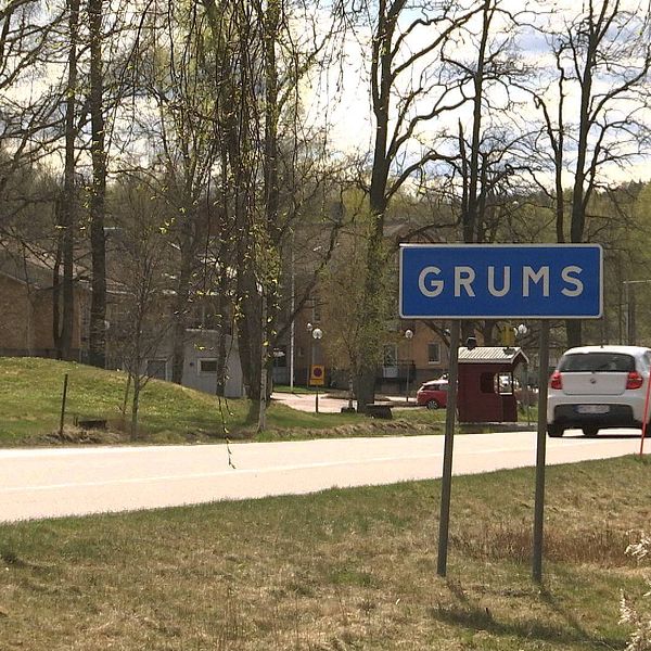 En skylt med texten Grums vid sidan av en väg.