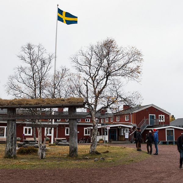 Röda hus med vita knutar står bredvid varandra.