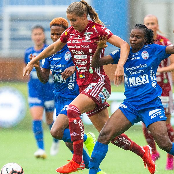 Piteås Nina Jakobsson i närkamp med Eskilstunas Sonia Okobi under säsongen 2019.