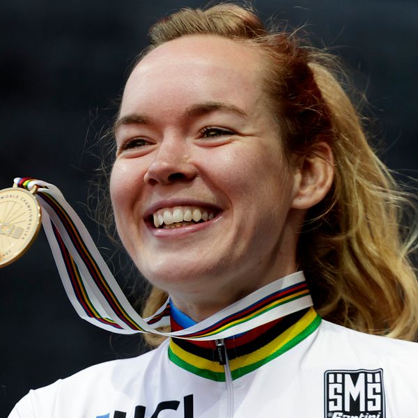 Anna van der Breggen, här med guldmedaljen från cykel-VM:s linjelopp 2018, har bestämt sig för att lägga av efter OS nästa sommar.