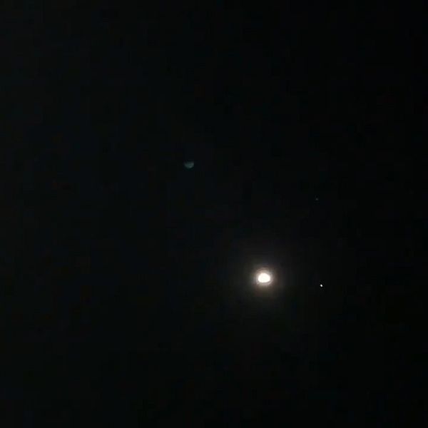Se Jupter och Saturnus bilda en triangel med månen på stjärnhimlen.