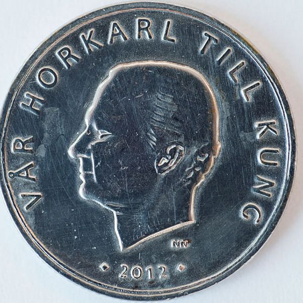 Den falska enkronan som smädar kung Carl XVI Gustaf. Foto: Scanpix