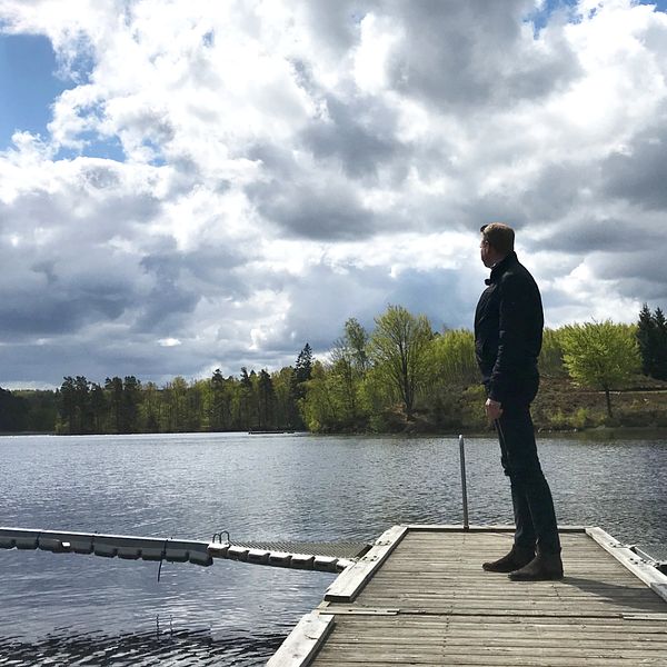 Krister Persson, näringslivs- och turistchef Örkeljunga kommun står på en brygga och tittar ut över en insjö.
