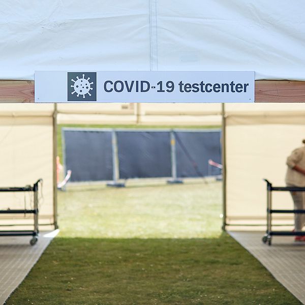 Bild på provisoriska testcenter som ställts upp i vita tält runt om i Danmark.