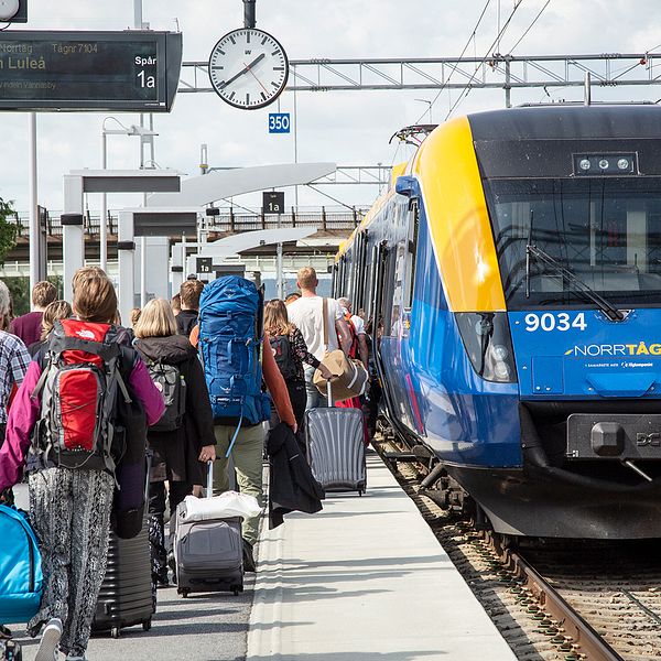 Tågresenärer kliver ombord på ett tåg mod Boden på Centralstationen i Umeå.
