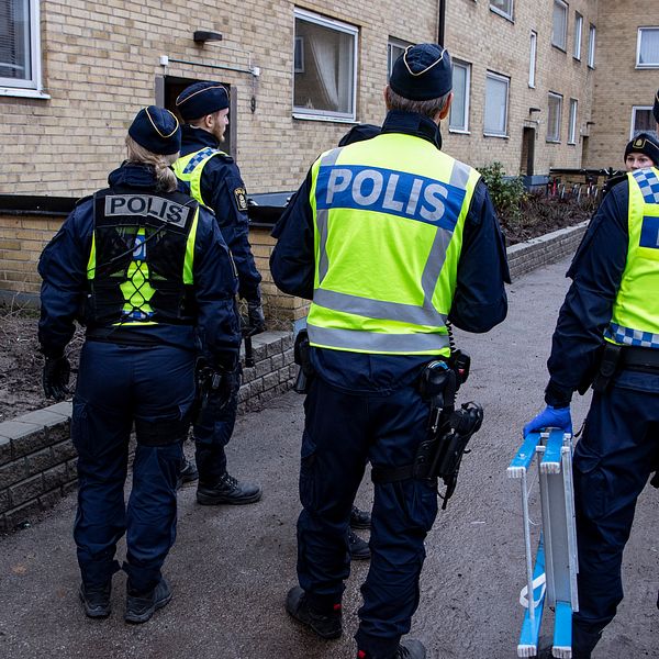 Polisen söker igenom fastigheter på Kroksbäck i Malmö som en del av Operation Rimfrost i slutet av januari i år. Bland annat letar polisen efter vapen och narkotika.