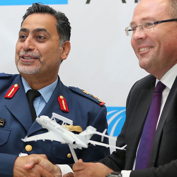 General Abdullah Al Hashimi, Förenade Arabemiraten, och Saabs dåvarande vd Håkan Buskhe efter första beställningen av övervakningsflygplanet Global Eye den 9 november 2019.