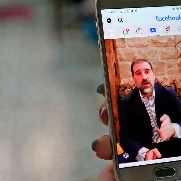 Mångmiljardären Rami Makhlouf, kusin till Syriens president Bashar al Assad, har ombetts lämna sin post som chef för telekomföretaget Syriatel. Nu har tillgångar som tillhör honom beslagtagits. Bilden visar en mobiltelefon där en video, som Rami Makhlouf har publicerat i sociala medier, spelas upp.