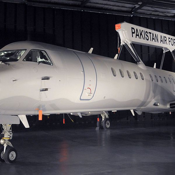 Pakistans flygvapen visar Saabs övervakningsflygplan Erieye efter att det levererats den 29 december 2009.