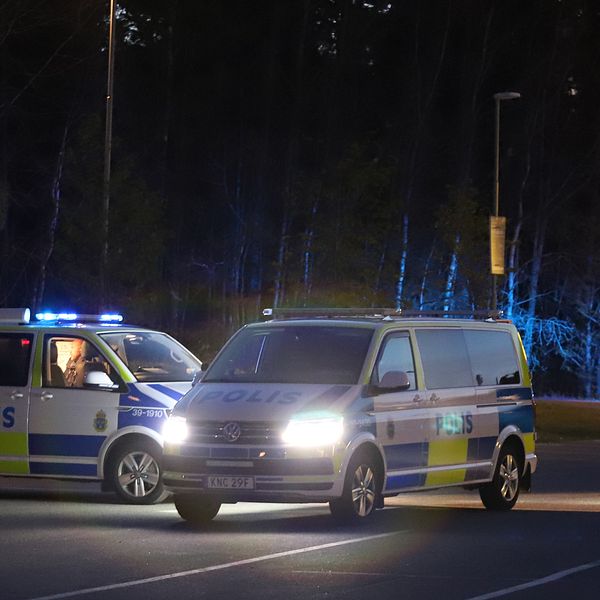 Polisen på plats vid bilfirman i Haninge efter explosionen under natten mot lördagen.