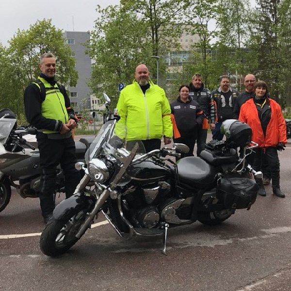 Motorcyklister i Falun som manifesterade mot kvinnovåld genom en kortege.