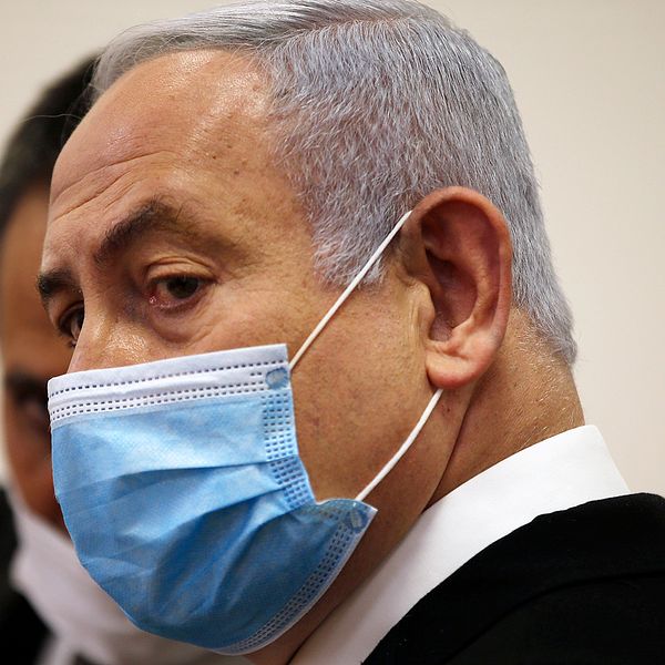 Bild på premiärminister Benjamin Netanyahu som bär munskydd.