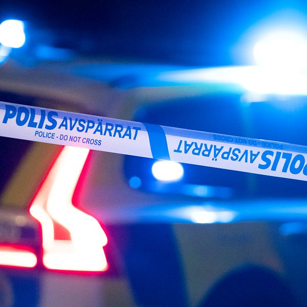 Människohandel och grovt koppleri utreds efter en insats mot en adress på Östermalm i Stockholm. Arkivbild på polisbil.