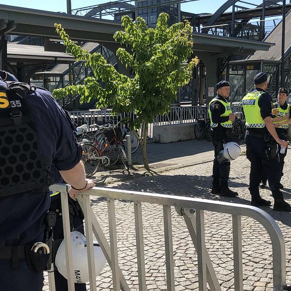 Polisen vid Lunds central i samband med nazisträttegång