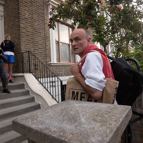 Douglas Ross, Storbritanniens biträdande Skottlandsminister, avgår i protest mot att kollegan Dominic Cummings brutit mot landets virusrestriktioner. Cummings utanför sitt hem i London.