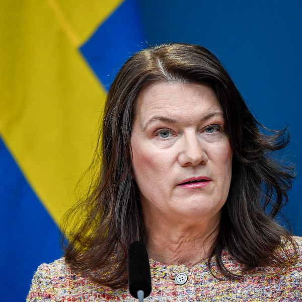 Ann Linde står framför svenska flaggan under en presskonferens.
