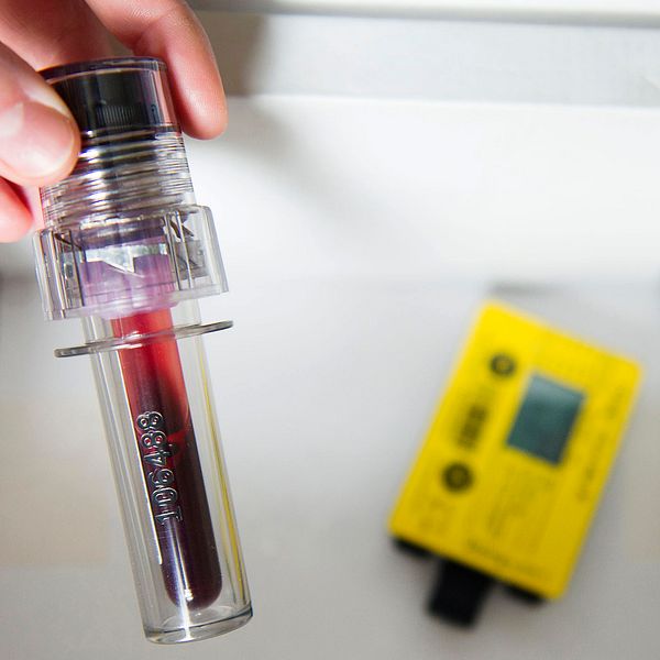 Ett blodprov läggs ner i en kylväska under en dopingkontroll den 26 maj 2015 i Stockholm.