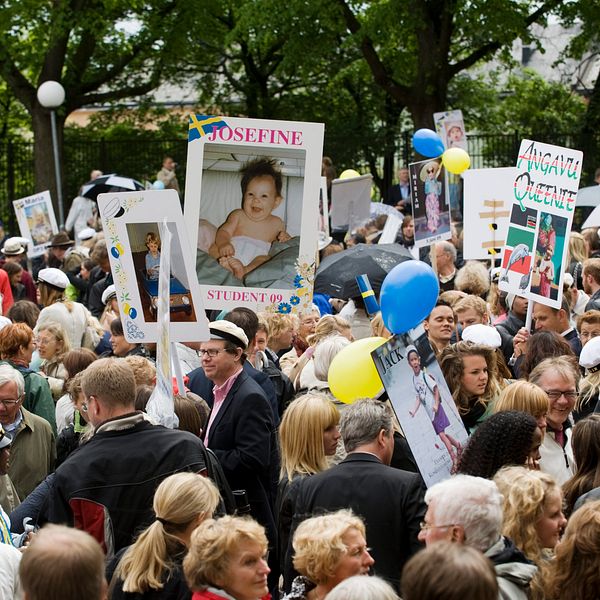 Studentplakat omringat av en massa människor