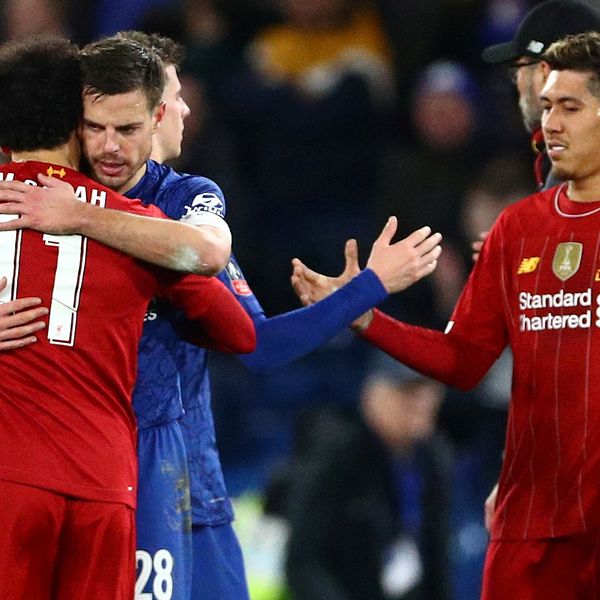 Liverpools Mohamed Salah och Chelseas Cesar Azpilicueta kramar om varandra efter en match i mars.
